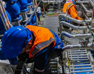 Personal certificado MISCO realizando el suministro e instalación de válvulas y equipos industriales en sistemas de tubería.