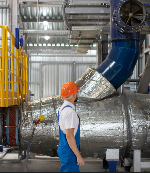 Técnico de MISCO realizando la adecuación y actualización de componentes en una línea de producción industrial.